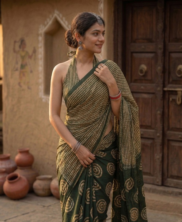 Batik Print Muslin Silk Saree in Deep Forest Green with White Motifs